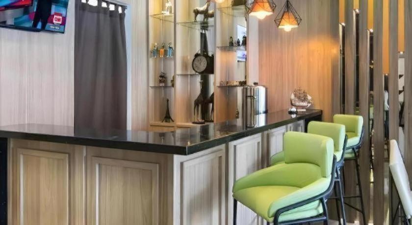 Versa Hotel Бекаси Экстерьер фото